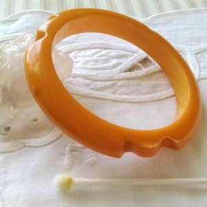 CHUNKY VINTAGE YELLOW CARVED BAKELITE BANGLE BRACELET TESTED
